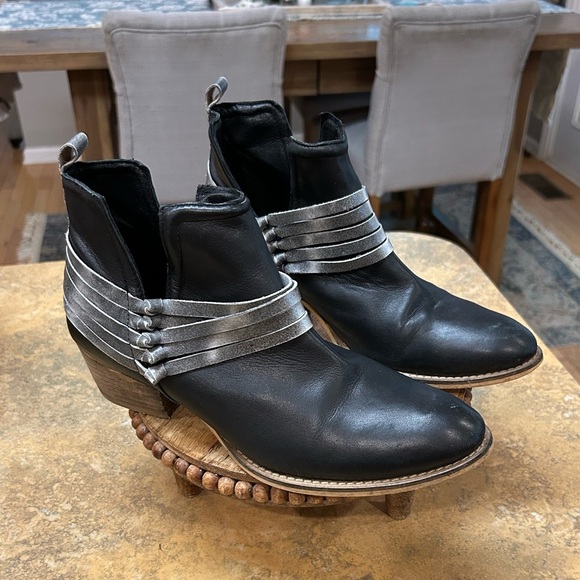 Diba True Edgy Skyler Black and Silver Western Style Ankle Boots - Picture 1 of 9